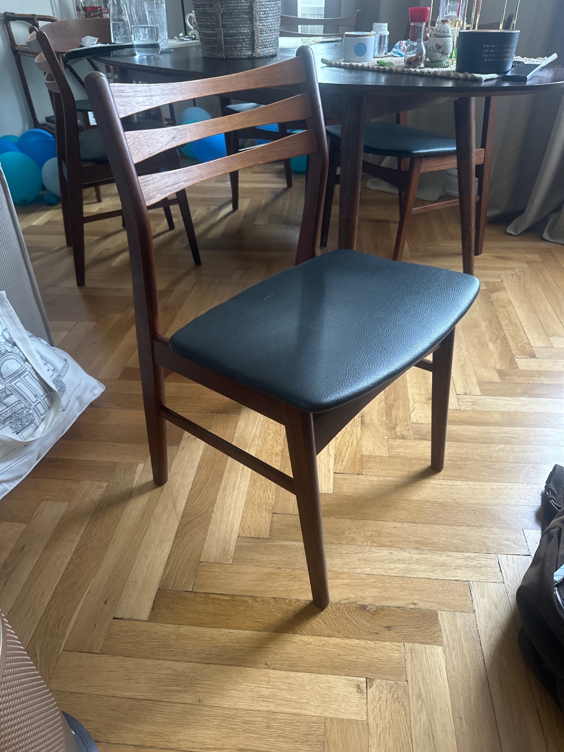 6er-Set Vintage Teak-Esszimmerstühle mit schwarzem Lederbezug, Danish Modern Stil