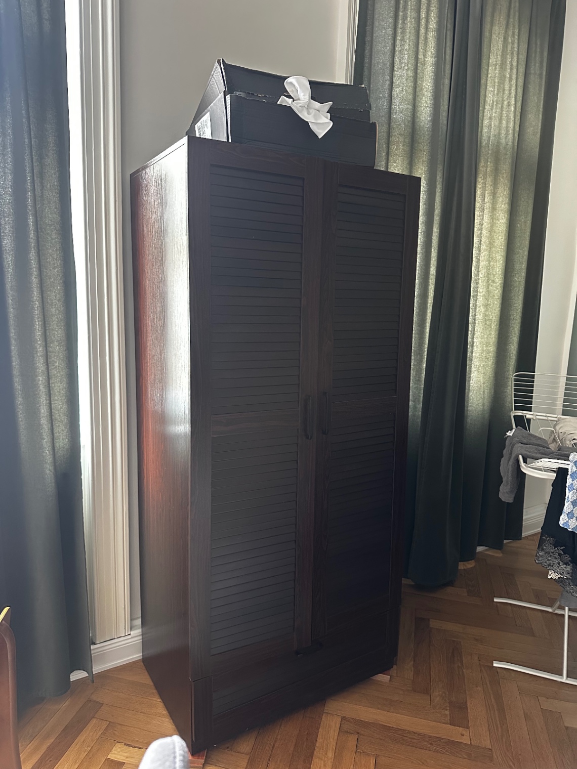 Kleiderschrank dunkelbraun mit Lamellentüren, 2-türig