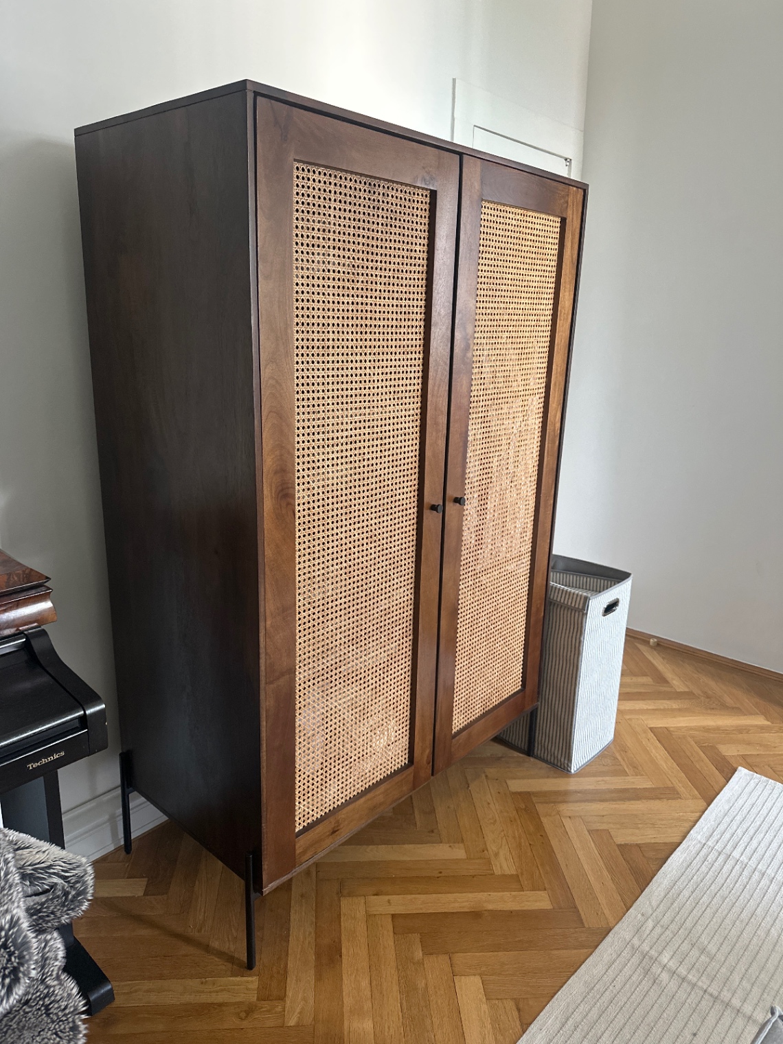 Westwing Kleiderschrank mit Wiener Geflecht, Massivholz dunkel