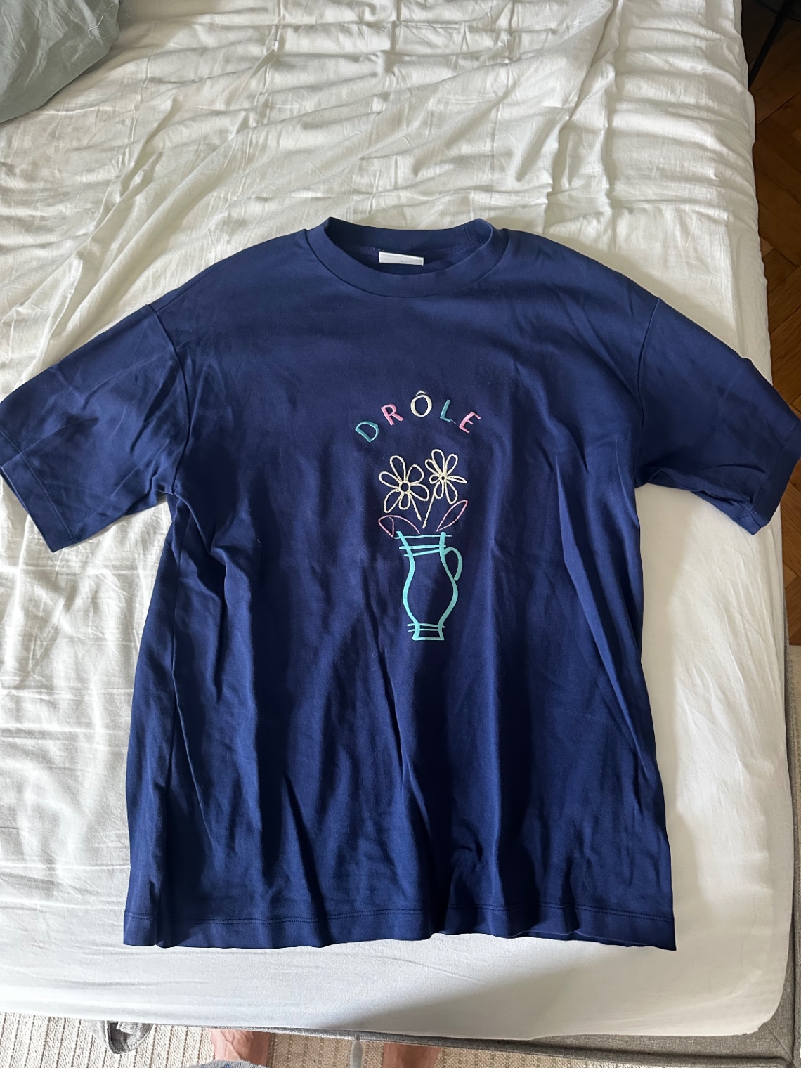 Drôle de Monsieur T-Shirt Navy mit besticktem Blumenvasen-Motiv